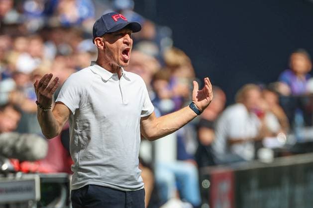 2. Bundesliga - FC Schalke 04 - 1. FC Köln am 01.09.2024 in der Veltins-Arena auf Schalke Trainer Head Coach Gerhard Struber (Koeln) gestikuliert