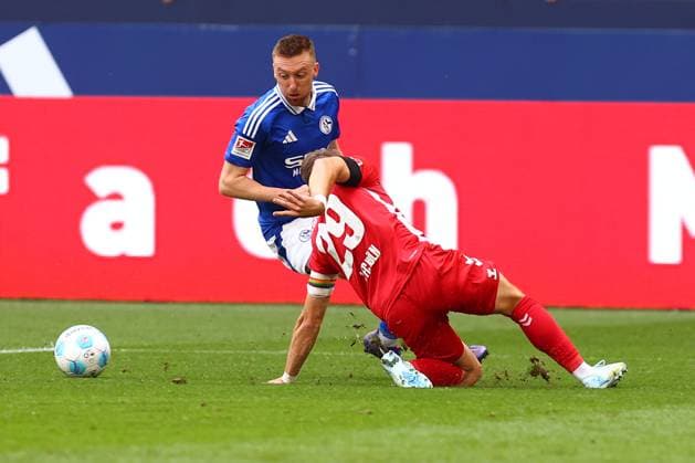 Tobias Mohr (FC Schalke 04) gegen Jan Thielmann (1. FC Koeln) FC Schalke 04 vs. 1. FC Koeln, Fussball, 2. Bundesliga, 4. Spieltag, Saison 2024 2025, 01.09.2024 Foto: kolbert-press Ant Palmer Veltins Arena NRW Deutschland