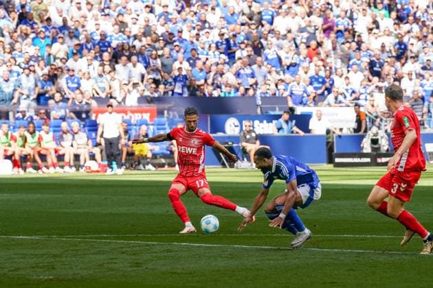 Fußball: 2. Bundesliga Saison 2024 - 2025, 4. Spieltag - FC Schalke 04 vs. 1. FC Köln - Veltins-Arena, Gelsenkirchen: Angriff Köln über Kölns Leart Paqarada und Schalkes Moussa Sylla sowie Kölns Dominique Heintz