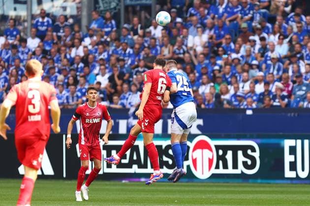 Tobias Mohr (FC Schalke 04) im Zweikampf, Aktion, mit Eric Martel (1. FC Koeln) FC Schalke 04 vs. 1. FC Koeln, Fussball, 2. Bundesliga, 4. Spieltag, Saison 2024 2025, 01.09.2024 Foto: kolbert-press Ant Palmer Veltins Arena NRW Deutschland