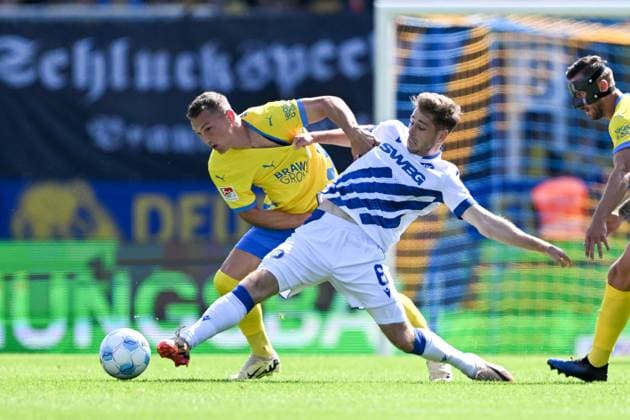 2. Liga - Eintracht Braunschweig - Karlsruher SC am 01.09.2024 im Eintracht Stadion in Braunschweig Sven Köhler Koehler (Braunschweig) im Zweikampf gegen Leon Jensen (Karlsruhe)