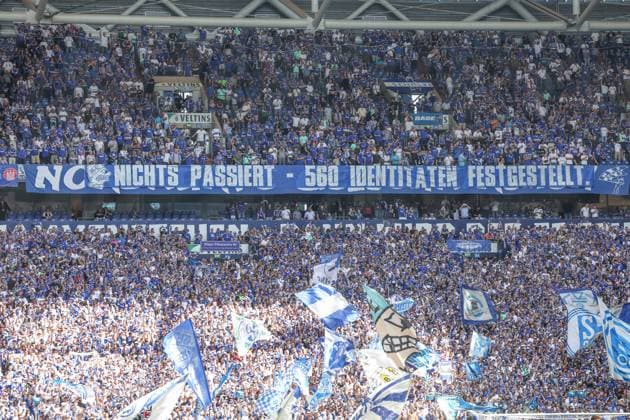Sport Bilder des Tages 01.09.2024, Fussball, Saison 2024 2025, 2. Bundesliga, 4. Spieltag, FC Schalke 04 - 1. FC Köln, Fans des FC Schalke 04 protestieren gegen den Polizeieinsatz in Magdeburg. Gelsenkirchen Veltins Arena NRW Deutschland xRHR-FOTO TRx