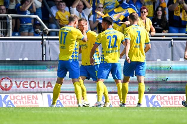 2. Liga - Eintracht Braunschweig - Karlsruher SC am 01.09.2024 im Eintracht Stadion in Braunschweig Jubel, Torjubel, Torschuetze, Torschütze Sven Köhler Koehler (Braunschweig) jubelt nach seinem Tor zum 1:0 mit Sebastian Polter (Braunschweig)