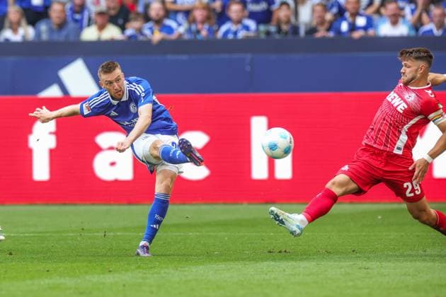 01.09.2024, Fussball, Saison 2024 2025, 2. Bundesliga, 4. Spieltag, FC Schalke 04 - 1. FC Köln, v. l. Tobias Mohr (FC Schalke 04), Jan Thielmann (1. FC Köln) Gelsenkirchen Veltins Arena NRW Deutschland xRHR-FOTO TRx