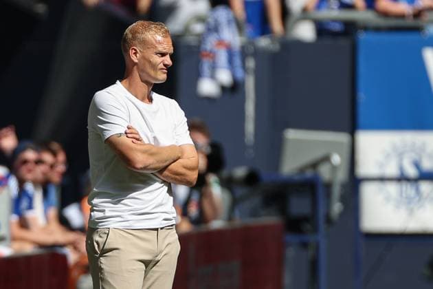 2. Bundesliga - FC Schalke 04 - 1. FC Köln am 01.09.2024 in der Veltins-Arena auf Schalke Trainer Karel Geraerts (Schalke) nachdenklich