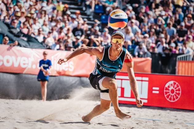 Beachvolleyball Männer Allianz German Beach Tour Deutsche Beachvolleyball-Meisterschaft 2024 01.09.2024 Max Just rennt zum Ball Timmendorfer Strand Ahmann-Hager-Arena Schleswig-Holstein Deutschland