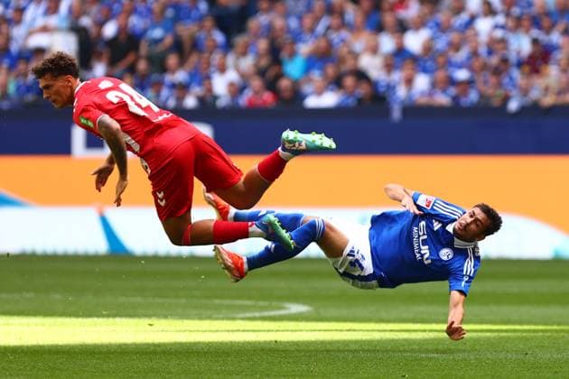 Steve Noode (FC Schalke 04) im Zweikampf, Aktion, mit Julian Pauli (1. FC Koeln) FC Schalke 04 vs. 1. FC Koeln, Fussball, 2. Bundesliga, 4. Spieltag, Saison 2024 2025, 01.09.2024 Foto: kolbert-press Ant Palmer Veltins Arena NRW Deutschland