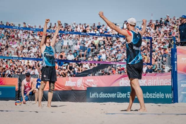Beachvolleyball Männer Allianz German Beach Tour Deutsche Beachvolleyball-Meisterschaft 2024 01.09.2024 v.l. Jubel bei Robin Sowa und Max Just Timmendorfer Strand Ahmann-Hager-Arena Schleswig-Holstein Deutschland