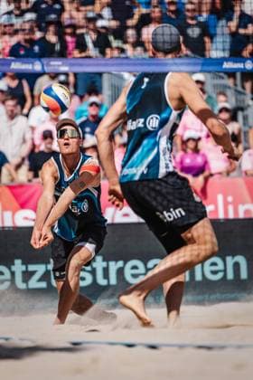 Beachvolleyball Männer Allianz German Beach Tour Deutsche Beachvolleyball-Meisterschaft 2024 01.09.2024 Max Just spielt den Ball Timmendorfer Strand Ahmann-Hager-Arena Schleswig-Holstein Deutschland