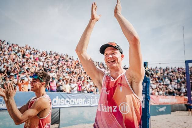 Beachvolleyball Männer Allianz German Beach Tour Deutsche Beachvolleyball-Meisterschaft 2024 01.09.2024 Philipp Huster (rechts) und Lui Wüst (links) freuen sich nach ihrem Sieg Timmendorfer Strand Ahmann-Hager-Arena Schleswig-Holstein Deutschland
