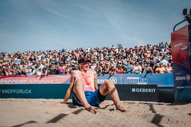 Beachvolleyball Männer Allianz German Beach Tour Deutsche Beachvolleyball-Meisterschaft 2024 01.09.2024 Philipp Huster genießt den Sieg Timmendorfer Strand Ahmann-Hager-Arena Schleswig-Holstein Deutschland