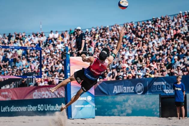 Beachvolleyball Männer Allianz German Beach Tour Deutsche Beachvolleyball-Meisterschaft 2024 01.09.2024 Clemens Wickler probiert den Ball im Spiel zu halten Timmendorfer Strand Ahmann-Hager-Arena Schleswig-Holstein Deutschland