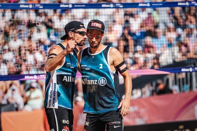 Beachvolleyball Männer Allianz German Beach Tour Deutsche Beachvolleyball-Meisterschaft 2024 01.09.2024 v.l. Jonathan Erdmann und Nejc Zemljak Timmendorfer Strand Ahmann-Hager-Arena Schleswig-Holstein Deutschland