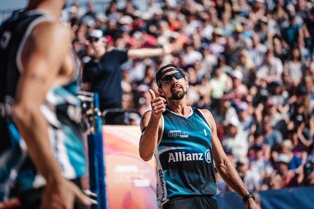 Beachvolleyball Männer Allianz German Beach Tour Deutsche Beachvolleyball-Meisterschaft 2024 01.09.2024 Jonathan Erdmann zeigt Nejc Zemljak einen Daumen Timmendorfer Strand Ahmann-Hager-Arena Schleswig-Holstein Deutschland