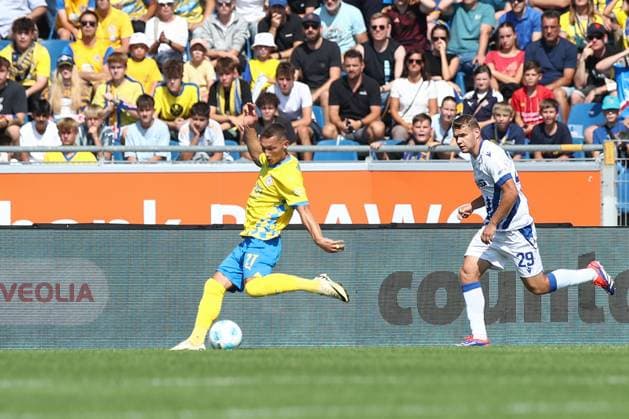 01.09.2024, xtgx, Fussball 2. Bundesliga, Eintracht Braunschweig - Karlsruher SC emspor, v.l. Sven Koehler (Köhler, Braunschweig, 27) schiesst Tor, schießt, Torschuetze, erzielt Tor, Treffer, scores the goal 1:0 (DFL DFB REGULATIONS PROHIBIT ANY USE OF PHOTOGRAPHS as IMAGE SEQUENCES and or QUASI-VIDEO) Braunschweig