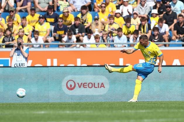 Sport Bilder des Tages 01.09.2024, xtgx, Fussball 2. Bundesliga, Eintracht Braunschweig - Karlsruher SC emspor, v.l. Sven Koehler (Köhler, Braunschweig, 27) schiesst Tor, schießt, Torschuetze, erzielt Tor, Treffer, scores the goal 1:0 (DFL DFB REGULATIONS PROHIBIT ANY USE OF PHOTOGRAPHS as IMAGE SEQUENCES and or QUASI-VIDEO) Braunschweig