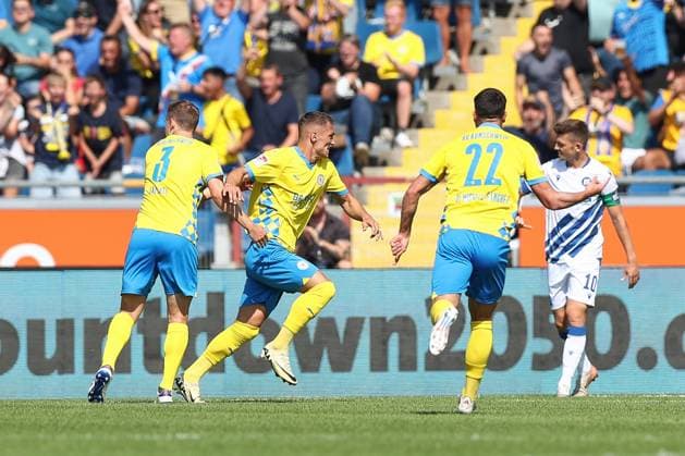 01.09.2024, xtgx, Fussball 2. Bundesliga, Eintracht Braunschweig - Karlsruher SC emspor, v.l. Sven Koehler (Köhler, Braunschweig, 27) Jubel, Torjubel, jubelt ueber das Tor, celebrate the goal, celebration (DFL DFB REGULATIONS PROHIBIT ANY USE OF PHOTOGRAPHS as IMAGE SEQUENCES and or QUASI-VIDEO) Braunschweig