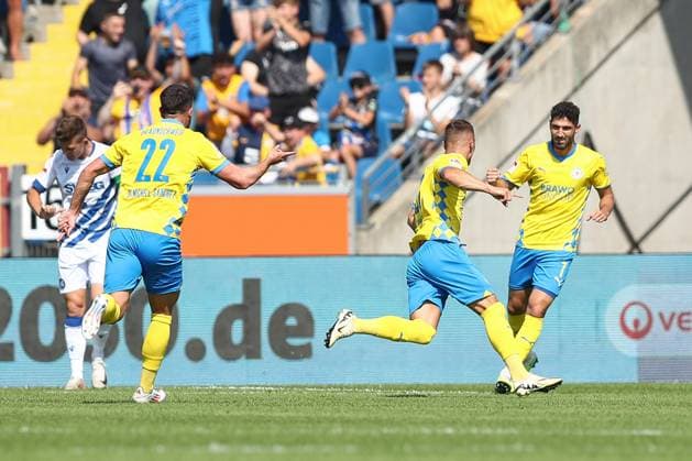 01.09.2024, xtgx, Fussball 2. Bundesliga, Eintracht Braunschweig - Karlsruher SC emspor, v.l. Sven Koehler (Köhler, Braunschweig, 27) Jubel, Torjubel, jubelt ueber das Tor, celebrate the goal, celebration (DFL DFB REGULATIONS PROHIBIT ANY USE OF PHOTOGRAPHS as IMAGE SEQUENCES and or QUASI-VIDEO) Braunschweig