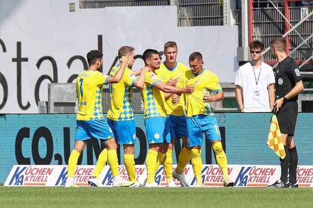 01.09.2024, xtgx, Fussball 2. Bundesliga, Eintracht Braunschweig - Karlsruher SC emspor, v.l. Sven Koehler (Köhler, Braunschweig, 27) Jubel, Torjubel, jubelt ueber das Tor, celebrate the goal, celebration (DFL DFB REGULATIONS PROHIBIT ANY USE OF PHOTOGRAPHS as IMAGE SEQUENCES and or QUASI-VIDEO) Braunschweig