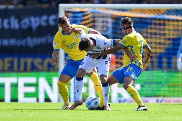 2. Liga - Eintracht Braunschweig - Karlsruher SC am 01.09.2024 im Eintracht Stadion in Braunschweig Sven Köhler Koehler (Braunschweig) im Zweikampf gegen Leon Jensen (Karlsruhe)