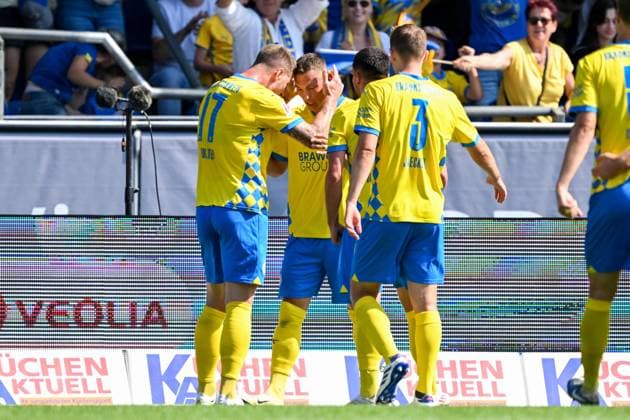 2. Liga - Eintracht Braunschweig - Karlsruher SC am 01.09.2024 im Eintracht Stadion in Braunschweig Jubel, Torjubel, Torschuetze, Torschütze Sven Köhler Koehler (Braunschweig) jubelt nach seinem Tor zum 1:0 mit Sebastian Polter (Braunschweig)