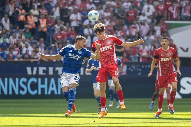 Fußball 2. Bundesliga 4. Spieltag FC Schalke 04 - 1. FC Köln am 01.09.2024 in der Veltins Arena in Gelsenkirchen Ilyes Hamache ( Schalke ), links - Denis Huseinbasic ( Köln ), mitte - Eric Martel ( Köln ), rechts DFL regulations prohibit any use of photographs as image sequences and or quasi-video.