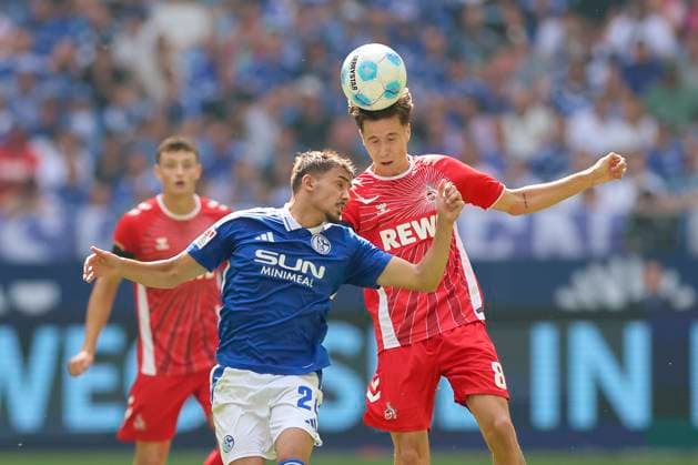 Ilyes Hamache (FC Schalke 04) und Denis Husein-Basic (1. FC Koeln) kaempfen um den Ball, 2. Bundesliga, FC Schalke 04 vs 1. FC Köln, Veltins-Arena am 01. September 2024 in Gelsenkirchen, Deutschland. (Foto von Marco Steinbrenner DeFodi Images) Ilyes Hamache (FC Schalke 04) und Denis Husein-Basic (1. FC Koeln) battle for the ball, 2. Bundesliga, FC Schalke 04 vs 1. FC Köln, Veltins-Arena, September 1, 2024 in Gelsenkirchen, Germany. (Photo by Marco Steinbrenner DeFodi Images) DFB DFL REGULATIONS PROHIBIT ANY USE OF PHOTOGRAPHS AS IMAGE SEQUENCES AND OR QUASI-VIDEO. Defodi-700_schalke_koeln_20240901_011