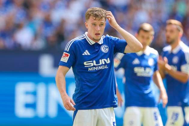 Derry John Murkin (FC Schalke 04) schaut enttaeuscht, 2. Bundesliga, FC Schalke 04 vs 1. FC Köln, Veltins-Arena am 01. September 2024 in Gelsenkirchen, Deutschland. (Foto von Marco Steinbrenner DeFodi Images) Derry John Murkin (FC Schalke 04) looks dejected, 2. Bundesliga, FC Schalke 04 vs 1. FC Köln, Veltins-Arena, September 1, 2024 in Gelsenkirchen, Germany. (Photo by Marco Steinbrenner DeFodi Images) DFB DFL REGULATIONS PROHIBIT ANY USE OF PHOTOGRAPHS AS IMAGE SEQUENCES AND OR QUASI-VIDEO. Defodi-700_schalke_koeln_20240901_014