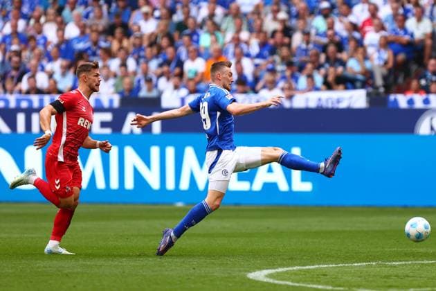 Torchance fuer Tobias Mohr (FC Schalke 04) FC Schalke 04 vs. 1. FC Koeln, Fussball, 2. Bundesliga, 4. Spieltag, Saison 2024 2025, 01.09.2024 Foto: kolbert-press Ant Palmer Veltins Arena NRW Deutschland