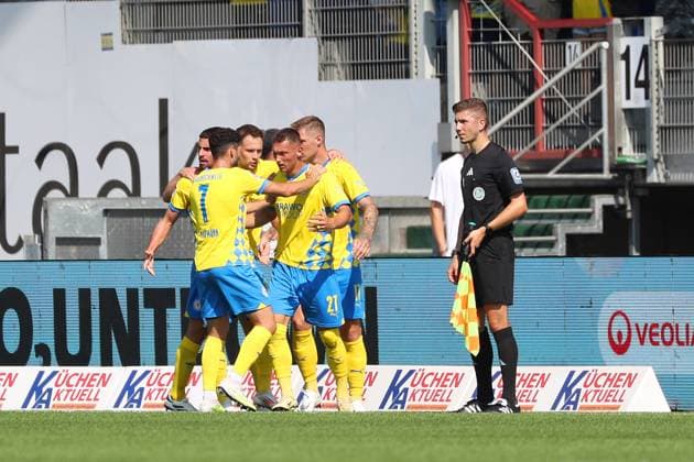 Braunschweig vs. Karlsruhe, 2. BL Braunschweig, 01.09.2024, FUßBALL - Eintracht Braunschweig vs. Karlsruher SC, 2. BL, Saison 2024 25. Sven Köhler (Eintracht Braunschweig) jubelt mit Mannschaftskollegen nach seinem Tor zum 1:0 Braunschweig