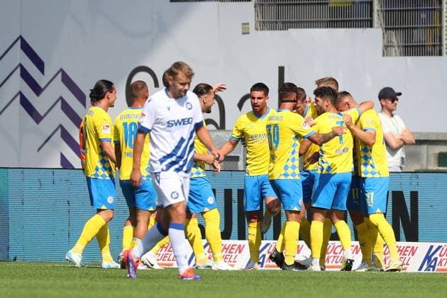 Braunschweig vs. Karlsruhe, 2. BL Braunschweig, 01.09.2024, FUßBALL - Eintracht Braunschweig vs. Karlsruher SC, 2. BL, Saison 2024 25. Sven Köhler (Eintracht Braunschweig) jubelt mit Mannschaftskollegen nach seinem Tor zum 1:0 Braunschweig