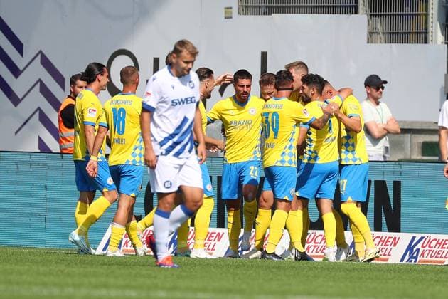 Braunschweig vs. Karlsruhe, 2. BL Braunschweig, 01.09.2024, FUßBALL - Eintracht Braunschweig vs. Karlsruher SC, 2. BL, Saison 2024 25. Sven Köhler (Eintracht Braunschweig) jubelt mit Mannschaftskollegen nach seinem Tor zum 1:0 Braunschweig