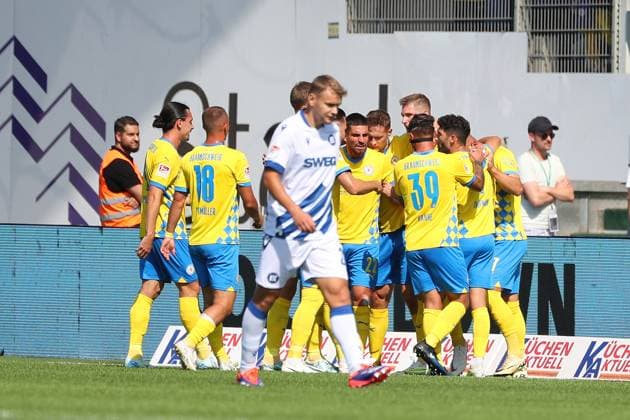 Braunschweig vs. Karlsruhe, 2. BL Braunschweig, 01.09.2024, FUßBALL - Eintracht Braunschweig vs. Karlsruher SC, 2. BL, Saison 2024 25. Sven Köhler (Eintracht Braunschweig) jubelt mit Mannschaftskollegen nach seinem Tor zum 1:0 Braunschweig