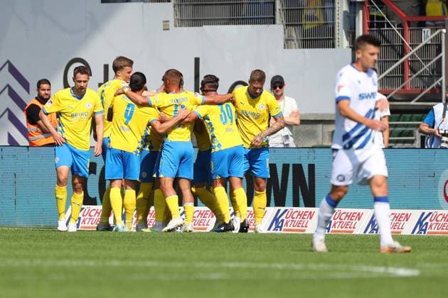 Braunschweig vs. Karlsruhe, 2. BL Braunschweig, 01.09.2024, FUßBALL - Eintracht Braunschweig vs. Karlsruher SC, 2. BL, Saison 2024 25. Sven Köhler (Eintracht Braunschweig) jubelt mit Mannschaftskollegen nach seinem Tor zum 1:0 Braunschweig