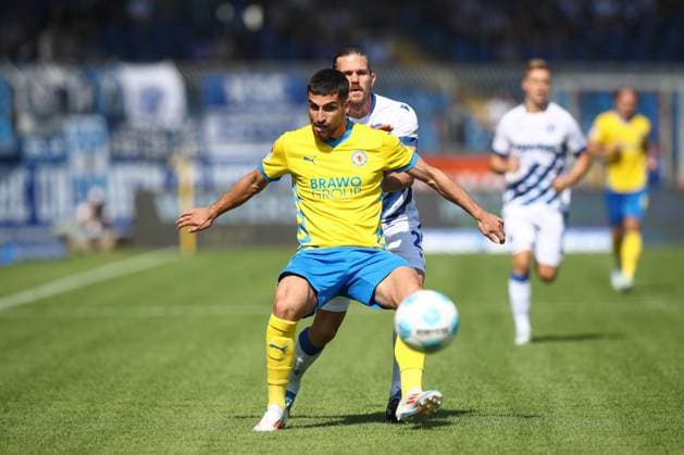 01.09.2024, xtgx, Fussball 2. Bundesliga, Eintracht Braunschweig - Karlsruher SC emspor, v.l. Fabio Di Michele Sanchez (Braunschweig, 22), Sebastian Jung (Karlsruhe) Zweikampf, Duell, Kampf, tackle (DFL DFB REGULATIONS PROHIBIT ANY USE OF PHOTOGRAPHS as IMAGE SEQUENCES and or QUASI-VIDEO) Braunschweig