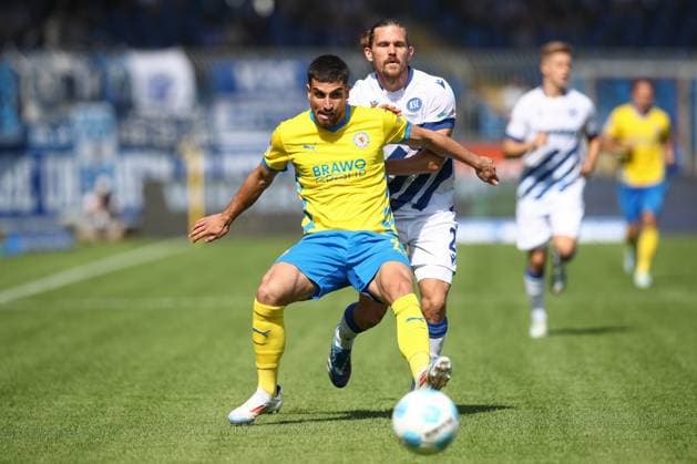 01.09.2024, xtgx, Fussball 2. Bundesliga, Eintracht Braunschweig - Karlsruher SC emspor, v.l. Fabio Di Michele Sanchez (Braunschweig, 22), Sebastian Jung (Karlsruhe) Zweikampf, Duell, Kampf, tackle (DFL DFB REGULATIONS PROHIBIT ANY USE OF PHOTOGRAPHS as IMAGE SEQUENCES and or QUASI-VIDEO) Braunschweig