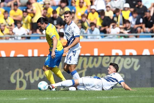 01.09.2024, xtgx, Fussball 2. Bundesliga, Eintracht Braunschweig - Karlsruher SC emspor, v.l. Rayan Philippe (Braunschweig, 9), Marcel Beifus (Karlsruhe, 4), Nicolai Rapp (Karlsruhe, 17) Zweikampf, Duell, Kampf, tackle (DFL DFB REGULATIONS PROHIBIT ANY USE OF PHOTOGRAPHS as IMAGE SEQUENCES and or QUASI-VIDEO) Braunschweig