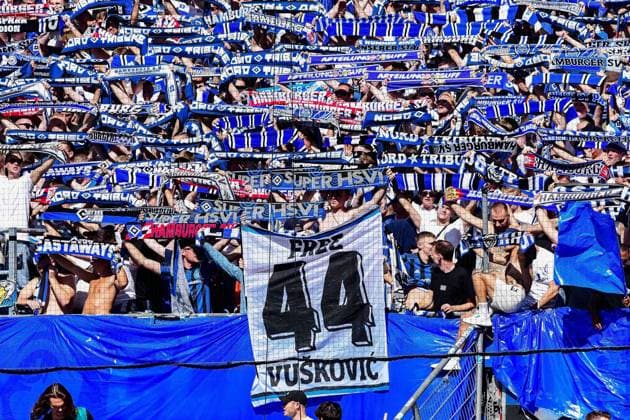 die HSV Fans zeigen Banner die die Verurteilung wegen Dopings von Mario Vuskovic kritisieren Free Vuskovic 44 Deutschland , Hamburg , Volksparkstadion , Fussball , 2 Bundesliga , Hamburger SV - Preußen Münster *** HSV fans show banners criticizing the doping conviction of Mario Vuskovic Free Vuskovic 44 Germany , Hamburg , Volksparkstadion , Football , 2 Bundesliga , Hamburger SV Preußen Münster