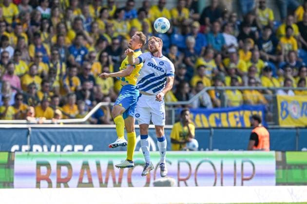 2. Liga - Eintracht Braunschweig - Karlsruher SC am 01.09.2024 im Eintracht Stadion in Braunschweig Budu Zivzivadze (Karlsruhe) im Zweikampf gegen Paul Jaeckel (Braunschweig)