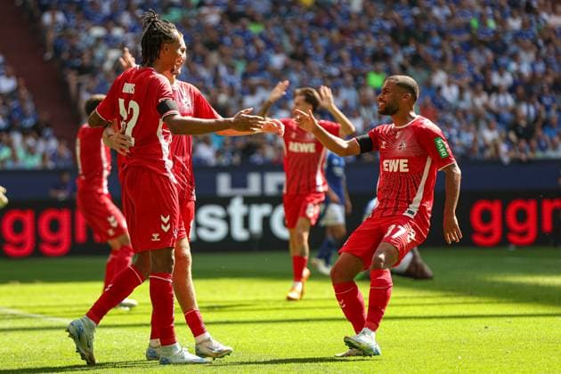Gelsenkirchen, Deutschland, 01.09.24: Damion Downs (1. FC Koeln) Torjubel, jubelt mit seiner Mannschaft nach dem Treffer zum 0:1 waehrend des Spiels der 2. Bundesliga zwischen FC Schalke 04 vs 1.FC Köln in der Veltins-Arena am 01. September 2024 in Gelsenkirchen, Deutschland. (Foto von Stefan Brauer Brauer-Fotoagentur) Gelsenkirchen, Germany, 01.09.24: Damion Downs (1. FC Koeln) celebrates after scoring his team s first goal with teammates during the 2. Bundesliga match between FC Schalke 04 vs 1.FC Köln at Veltins-Arena on September 1, 2024 in Gelsenkirchen, Germany. (Photo by Stefan Brauer Brauer-Fotoagentur) Gelsenkirchen Veltins-Arena Germany
