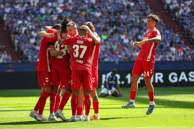 Gelsenkirchen, Deutschland, 01.09.24: Damion Downs (1. FC Koeln) Torjubel, jubelt mit seiner Mannschaft nach dem Treffer zum 0:1 waehrend des Spiels der 2. Bundesliga zwischen FC Schalke 04 vs 1.FC Köln in der Veltins-Arena am 01. September 2024 in Gelsenkirchen, Deutschland. (Foto von Stefan Brauer Brauer-Fotoagentur) Gelsenkirchen, Germany, 01.09.24: Damion Downs (1. FC Koeln) celebrates after scoring his team s first goal with teammates during the 2. Bundesliga match between FC Schalke 04 vs 1.FC Köln at Veltins-Arena on September 1, 2024 in Gelsenkirchen, Germany. (Photo by Stefan Brauer Brauer-Fotoagentur) Gelsenkirchen Veltins-Arena Germany