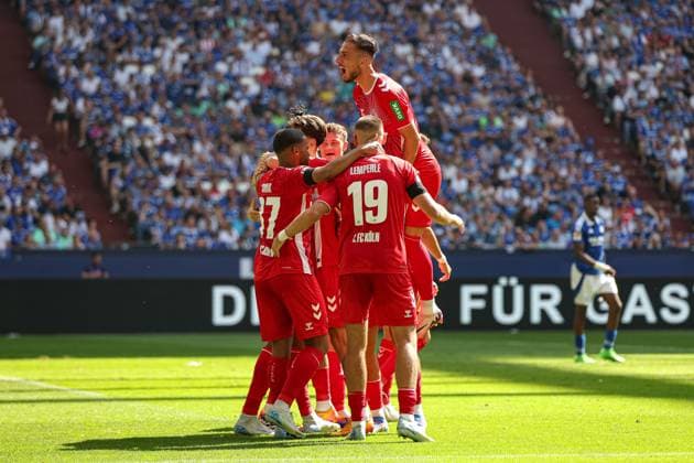 Gelsenkirchen, Deutschland, 01.09.24: Damion Downs (1. FC Koeln) Torjubel, jubelt mit seiner Mannschaft nach dem Treffer zum 0:1 waehrend des Spiels der 2. Bundesliga zwischen FC Schalke 04 vs 1.FC Köln in der Veltins-Arena am 01. September 2024 in Gelsenkirchen, Deutschland. (Foto von Stefan Brauer Brauer-Fotoagentur) Gelsenkirchen, Germany, 01.09.24: Damion Downs (1. FC Koeln) celebrates after scoring his team s first goal with teammates during the 2. Bundesliga match between FC Schalke 04 vs 1.FC Köln at Veltins-Arena on September 1, 2024 in Gelsenkirchen, Germany. (Photo by Stefan Brauer Brauer-Fotoagentur) Gelsenkirchen Veltins-Arena Germany