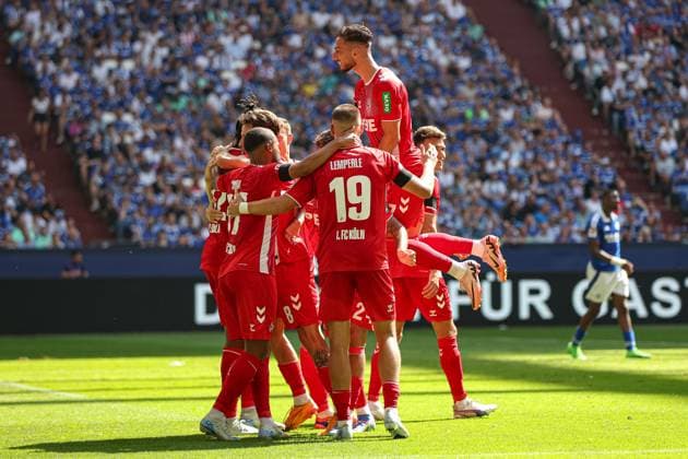 Gelsenkirchen, Deutschland, 01.09.24: Damion Downs (1. FC Koeln) Torjubel, jubelt mit seiner Mannschaft nach dem Treffer zum 0:1 waehrend des Spiels der 2. Bundesliga zwischen FC Schalke 04 vs 1.FC Köln in der Veltins-Arena am 01. September 2024 in Gelsenkirchen, Deutschland. (Foto von Stefan Brauer Brauer-Fotoagentur) Gelsenkirchen, Germany, 01.09.24: Damion Downs (1. FC Koeln) celebrates after scoring his team s first goal with teammates during the 2. Bundesliga match between FC Schalke 04 vs 1.FC Köln at Veltins-Arena on September 1, 2024 in Gelsenkirchen, Germany. (Photo by Stefan Brauer Brauer-Fotoagentur) Gelsenkirchen Veltins-Arena Germany