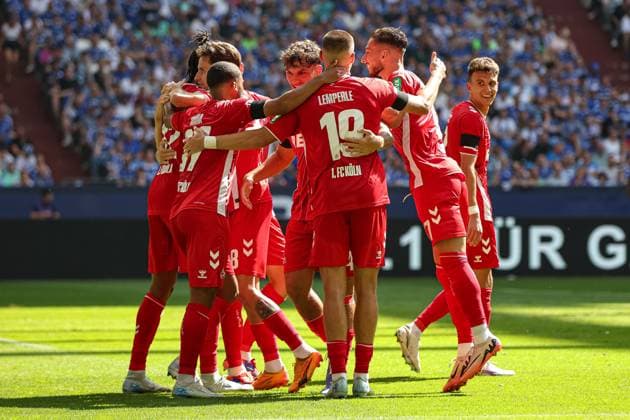 Gelsenkirchen, Deutschland, 01.09.24: Damion Downs (1. FC Koeln) Torjubel, jubelt mit seiner Mannschaft nach dem Treffer zum 0:1 waehrend des Spiels der 2. Bundesliga zwischen FC Schalke 04 vs 1.FC Köln in der Veltins-Arena am 01. September 2024 in Gelsenkirchen, Deutschland. (Foto von Stefan Brauer Brauer-Fotoagentur) Gelsenkirchen, Germany, 01.09.24: Damion Downs (1. FC Koeln) celebrates after scoring his team s first goal with teammates during the 2. Bundesliga match between FC Schalke 04 vs 1.FC Köln at Veltins-Arena on September 1, 2024 in Gelsenkirchen, Germany. (Photo by Stefan Brauer Brauer-Fotoagentur) Gelsenkirchen Veltins-Arena Germany