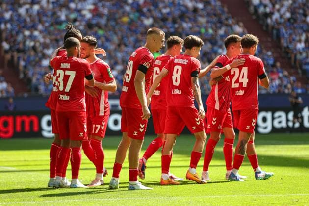 Gelsenkirchen, Deutschland, 01.09.24: Damion Downs (1. FC Koeln) Torjubel, jubelt mit seiner Mannschaft nach dem Treffer zum 0:1 waehrend des Spiels der 2. Bundesliga zwischen FC Schalke 04 vs 1.FC Köln in der Veltins-Arena am 01. September 2024 in Gelsenkirchen, Deutschland. (Foto von Stefan Brauer Brauer-Fotoagentur) Gelsenkirchen, Germany, 01.09.24: Damion Downs (1. FC Koeln) celebrates after scoring his team s first goal with teammates during the 2. Bundesliga match between FC Schalke 04 vs 1.FC Köln at Veltins-Arena on September 1, 2024 in Gelsenkirchen, Germany. (Photo by Stefan Brauer Brauer-Fotoagentur) Gelsenkirchen Veltins-Arena Germany
