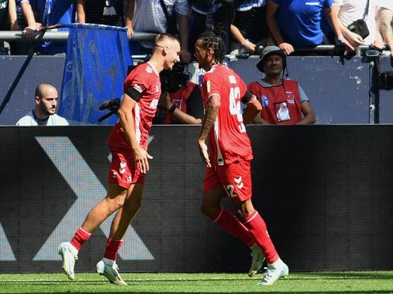 Tim Lemperle (1. FC Koeln) und Damion Downs (1. FC Koeln) Torjubel, jubelt mit seiner Mannschaft nach dem Treffer zum 0:1 waehrend des Spiels der 2. Bundesliga zwischen FC Schalke 04 und 1. FC Köln in der Veltins-Arena am 01. September 2024 in Gelsenkirchen, Deutschland. (Foto von Ralf Treese DeFodi Images) +++ Tim Lemperle (1. FC Koeln) und Damion Downs (1. FC Koeln) celebrates after scoring his team™s first goal with teammates during the 2. Bundesliga match between FC Schalke 04 and 1. FC Köln at Veltins-Arena on September 1, 2024 in Gelsenkirchen, Germany. (Photo by Ralf Treese DeFodi Images) DFB DFL REGULATIONS PROHIBIT ANY USE OF PHOTOGRAPHS AS IMAGE SEQUENCES AND OR QUASI-VIDEO. Defodi-521_S04KOE20240901_012