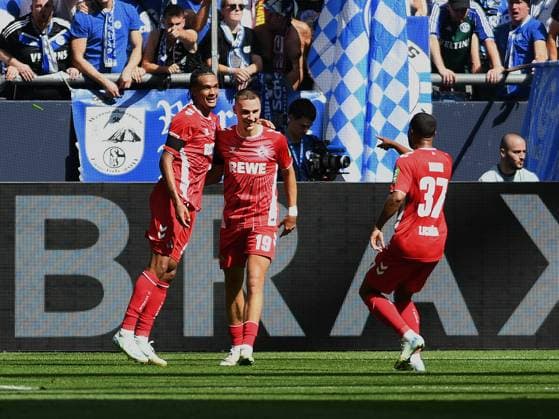 Damion Downs (1. FC Koeln) Torjubel, jubelt mit seiner Mannschaft nach dem Treffer zum 0:1 waehrend des Spiels der 2. Bundesliga zwischen FC Schalke 04 und 1. FC Köln in der Veltins-Arena am 01. September 2024 in Gelsenkirchen, Deutschland. (Foto von Ralf Treese DeFodi Images) +++ Damion Downs (1. FC Koeln) celebrates after scoring his team™s first goal with teammates during the 2. Bundesliga match between FC Schalke 04 and 1. FC Köln at Veltins-Arena on September 1, 2024 in Gelsenkirchen, Germany. (Photo by Ralf Treese DeFodi Images) DFB DFL REGULATIONS PROHIBIT ANY USE OF PHOTOGRAPHS AS IMAGE SEQUENCES AND OR QUASI-VIDEO. Defodi-521_S04KOE20240901_013