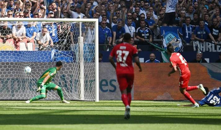 Damion Downs (1.FC Koeln), re., erzielt das Tor zum 0:1 01.09.2024, Fussball 2. Bundesliga, 4. Spieltag, Saison 2024 2025 FC Schalke 04 - 1. FC Köln Gelsenkirchen Veltins Arena Nordrhein Westfalen Deutschland