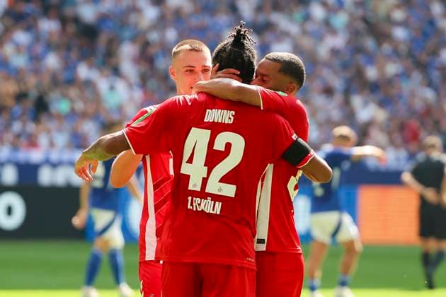Damion Downs (1. FC Koeln) bejubelt seinen Treffer mit den Teamkollegen, 2. Bundesliga, FC Schalke 04 vs 1. FC Köln, Veltins-Arena am 01. September 2024 in Gelsenkirchen, Deutschland. (Foto von Marco Steinbrenner DeFodi Images) Damion Downs (1. FC Koeln) celebrates his goal with teammates, 2. Bundesliga, FC Schalke 04 vs 1. FC Köln, Veltins-Arena, September 1, 2024 in Gelsenkirchen, Germany. (Photo by Marco Steinbrenner DeFodi Images) DFB DFL REGULATIONS PROHIBIT ANY USE OF PHOTOGRAPHS AS IMAGE SEQUENCES AND OR QUASI-VIDEO. Defodi-700_schalke_koeln_20240901_021
