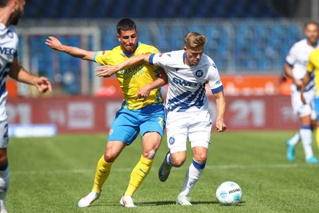 01.09.2024, xtgx, Fussball 2. Bundesliga, Eintracht Braunschweig - Karlsruher SC emspor, v.l. Fabio Di Michele Sanchez (Braunschweig, 22), Dzenis Burnic (Karlsruhe, 7) Zweikampf, Duell, Kampf, tackle (DFL DFB REGULATIONS PROHIBIT ANY USE OF PHOTOGRAPHS as IMAGE SEQUENCES and or QUASI-VIDEO) Braunschweig